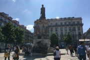 Várias pessoas em frente à Estátua de Camões no centro da Praça de Camões em Lisboa