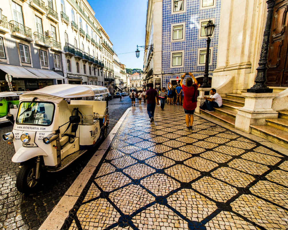 Um tuk tuk da Local Tuk Tuk estacionado junto ao passeio no Chiado (Lisboa)
