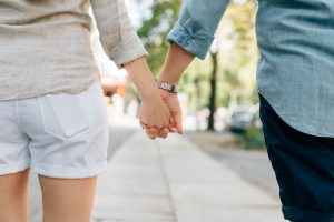 Una pareja cogida de la mano mientras pasea