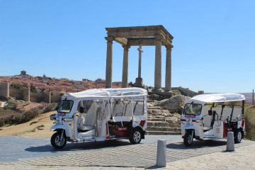 Two tuk tuks parked in front of Cuatro Postes Viewpoint with