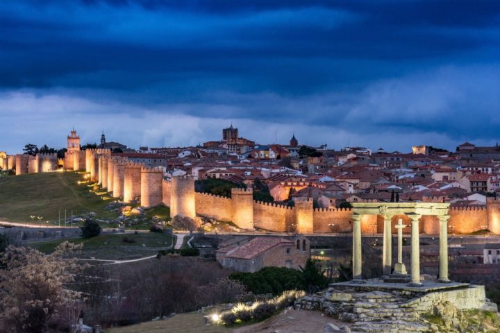 Overview of Ávila surround by its city walls during the night