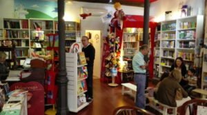 Gente hablando y leyendo dentro de una librería infantil en Madrid