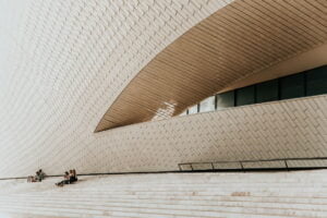 Vista frontal del Museo de Arte, Arquitectura y Tecnología de Lisboa.