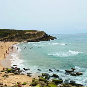 Gente junto al mar en Playa das Maçãs