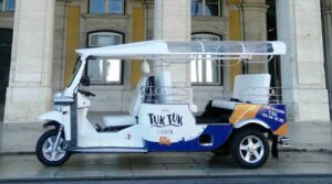 Tuk tuk parado na praça do comércio
